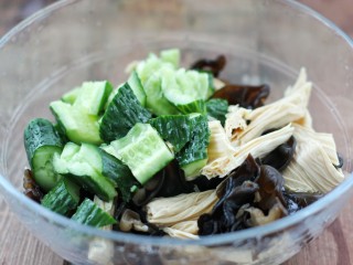 黄瓜腐竹拌木耳 