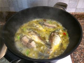 酸菜烧鲫鱼 