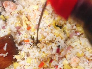 菠萝虾仁炒饭 