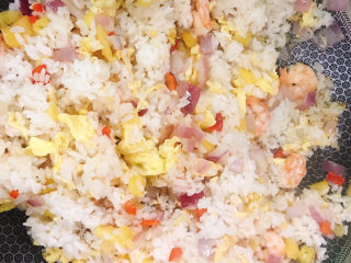 菠萝虾仁炒饭 