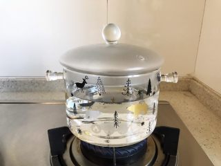 玫瑰花红枣百合桃胶甜羹 