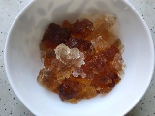 玫瑰花红枣百合桃胶甜羹 