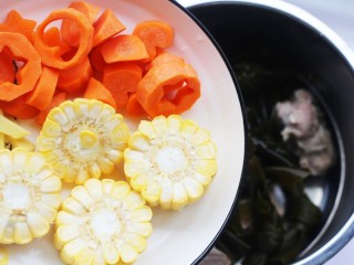 玉米海带筒骨汤 