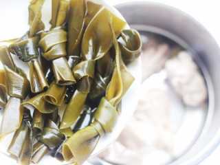 玉米海带筒骨汤 