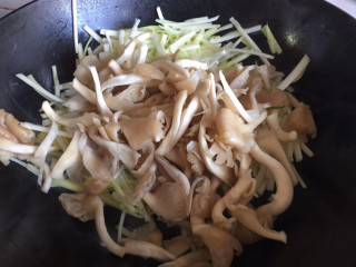 韭黄炒平菇 