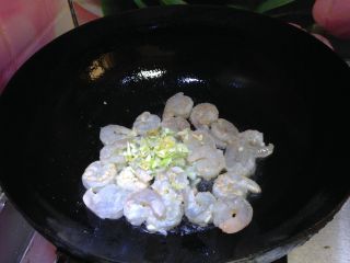 年味――宴客小炒西兰花炒虾仁,
转大火炒至稍微变色加入葱、姜、蒜碎