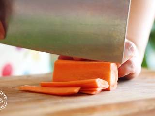 蔬菜蛋卷8m+,胡萝卜切片~

